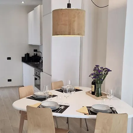 Apartamento Casa Luini - New, Welcoming And Modern In The Historic Centre Of Como, With 2 Bedrooms And 1 Complete Bathroom And A Fully Equipped Kitchen *